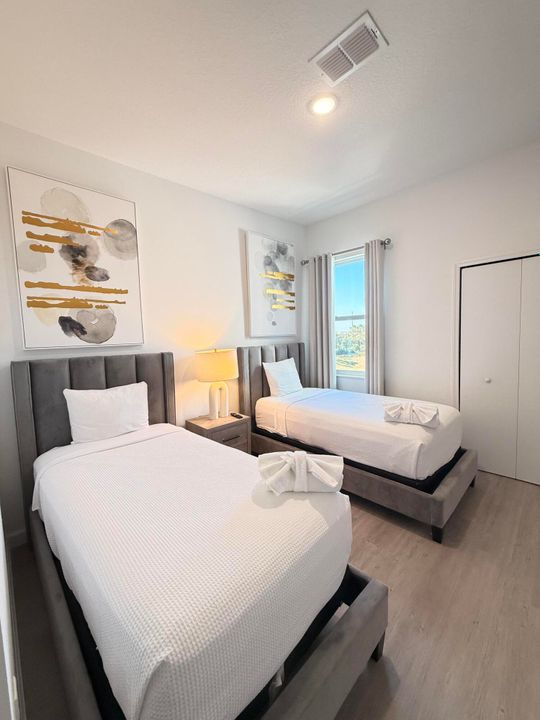 For Sale: $499,900 (5 beds, 5 baths, 2048 Square Feet)