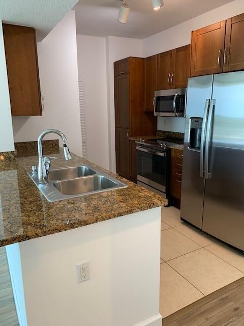 Active With Contract: $2,200 (1 beds, 1 baths, 805 Square Feet)