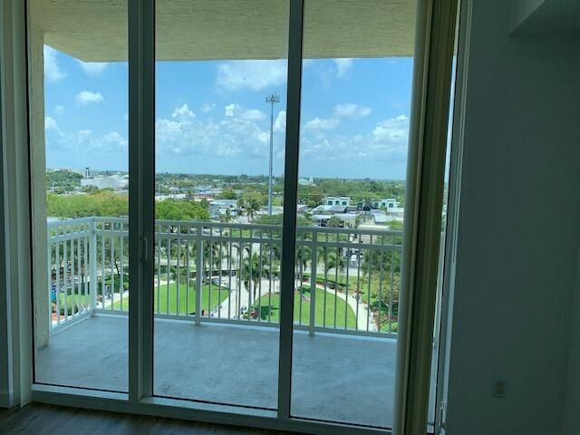 Active With Contract: $2,200 (1 beds, 1 baths, 805 Square Feet)