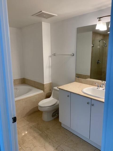 Active With Contract: $2,200 (1 beds, 1 baths, 805 Square Feet)