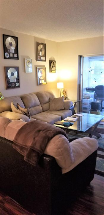 For Rent: $1,650 (2 beds, 2 baths, 920 Square Feet)