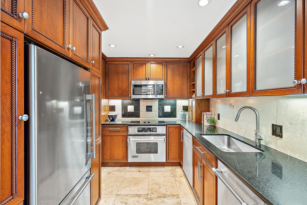 For Sale: $725,000 (1 beds, 1 baths, 1038 Square Feet)