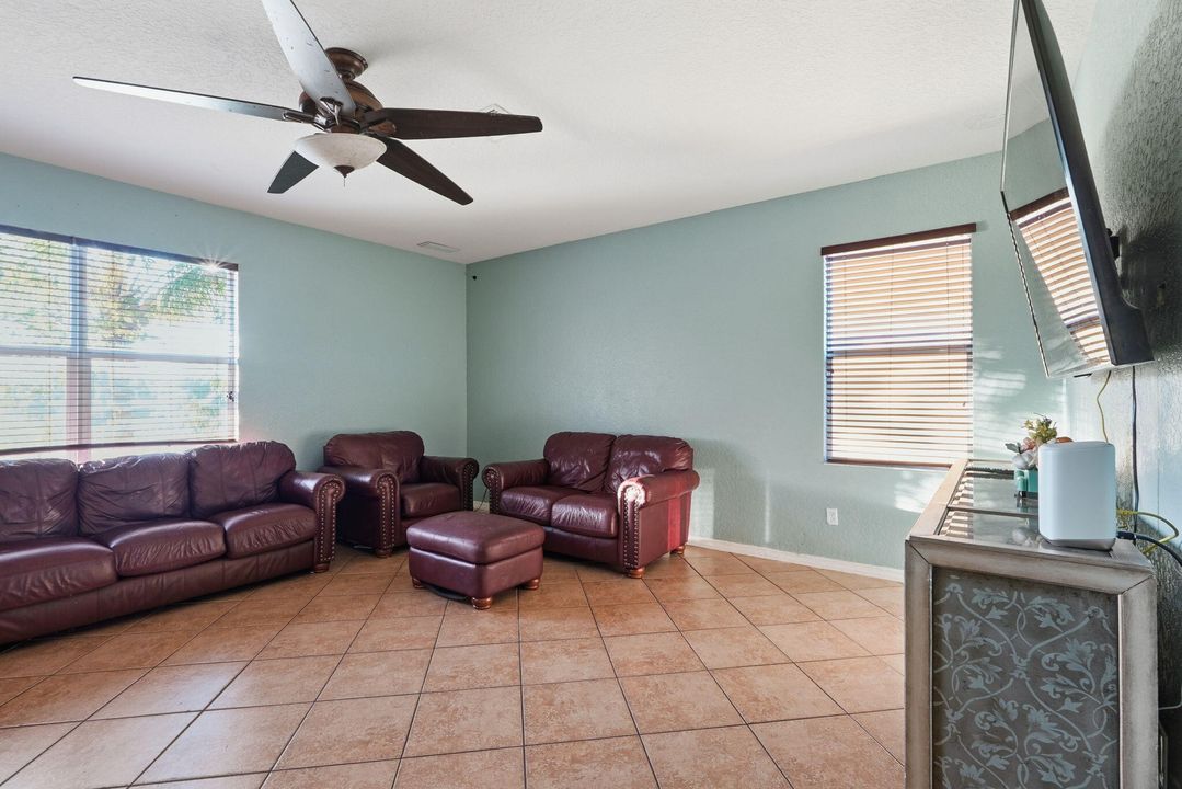 For Sale: $585,000 (6 beds, 4 baths, 3576 Square Feet)