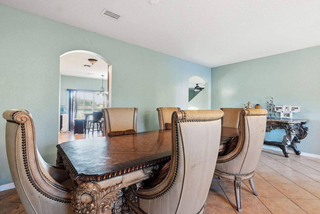 For Sale: $585,000 (6 beds, 4 baths, 3576 Square Feet)