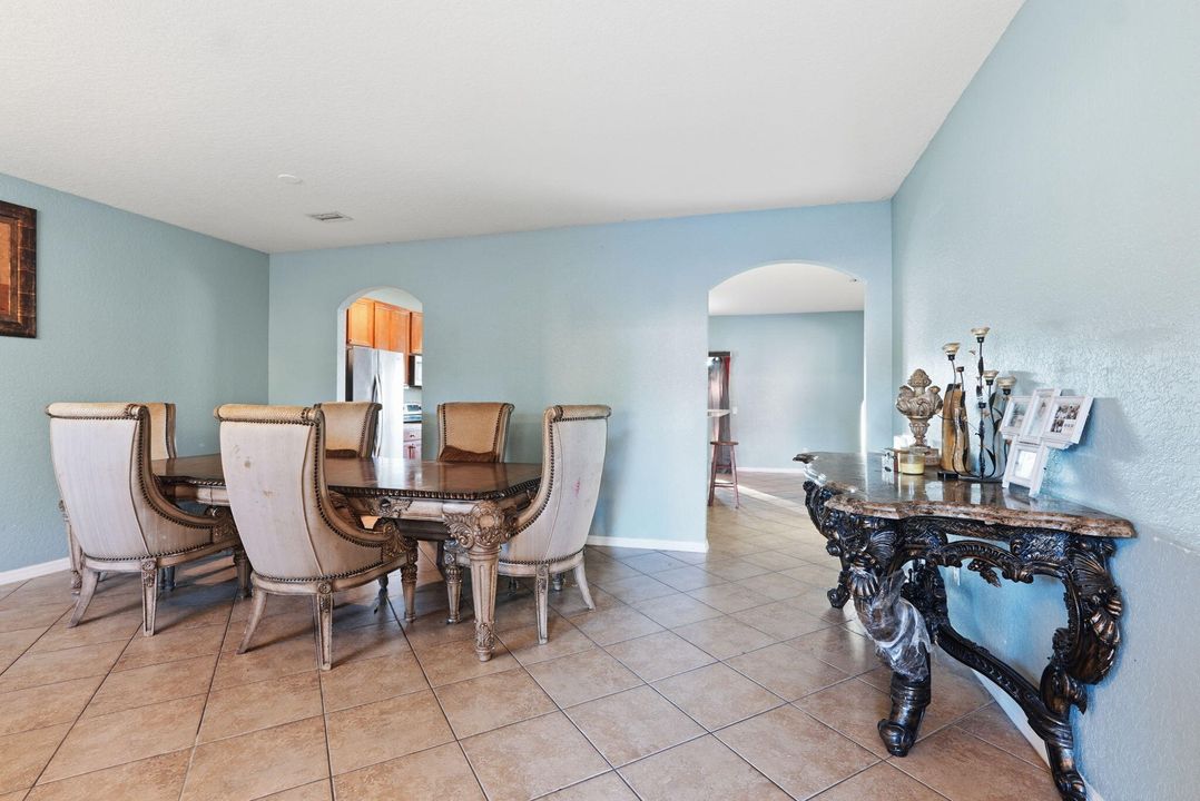 For Sale: $585,000 (6 beds, 4 baths, 3576 Square Feet)