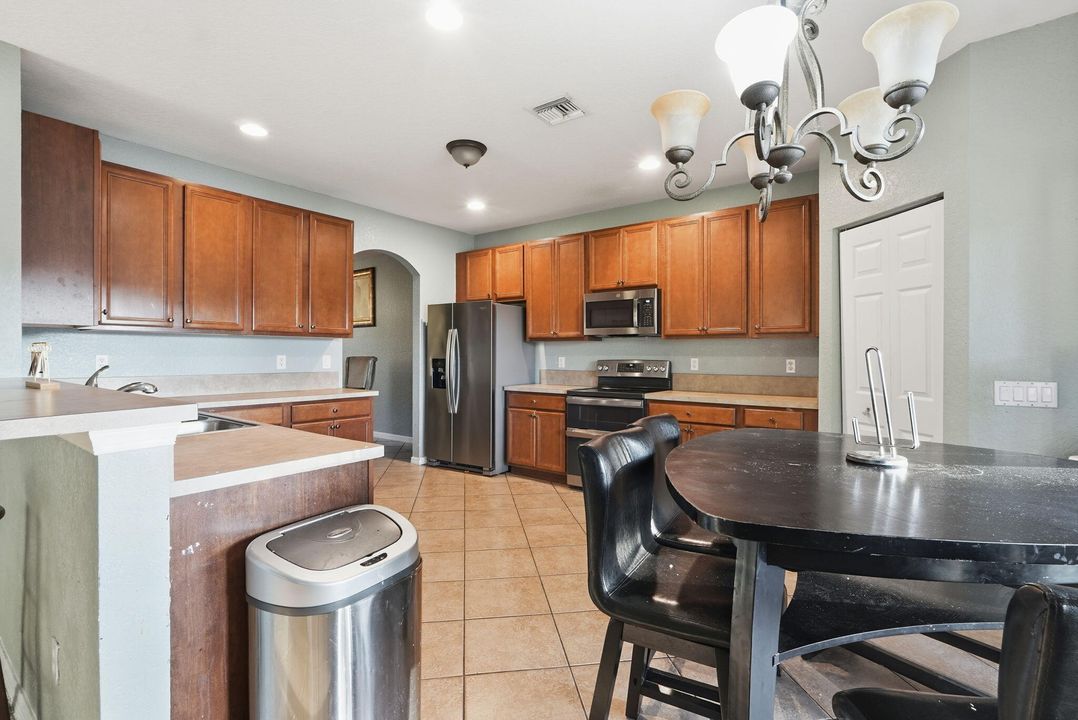 For Sale: $585,000 (6 beds, 4 baths, 3576 Square Feet)