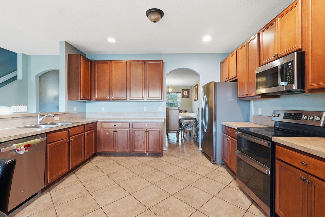 For Sale: $585,000 (6 beds, 4 baths, 3576 Square Feet)