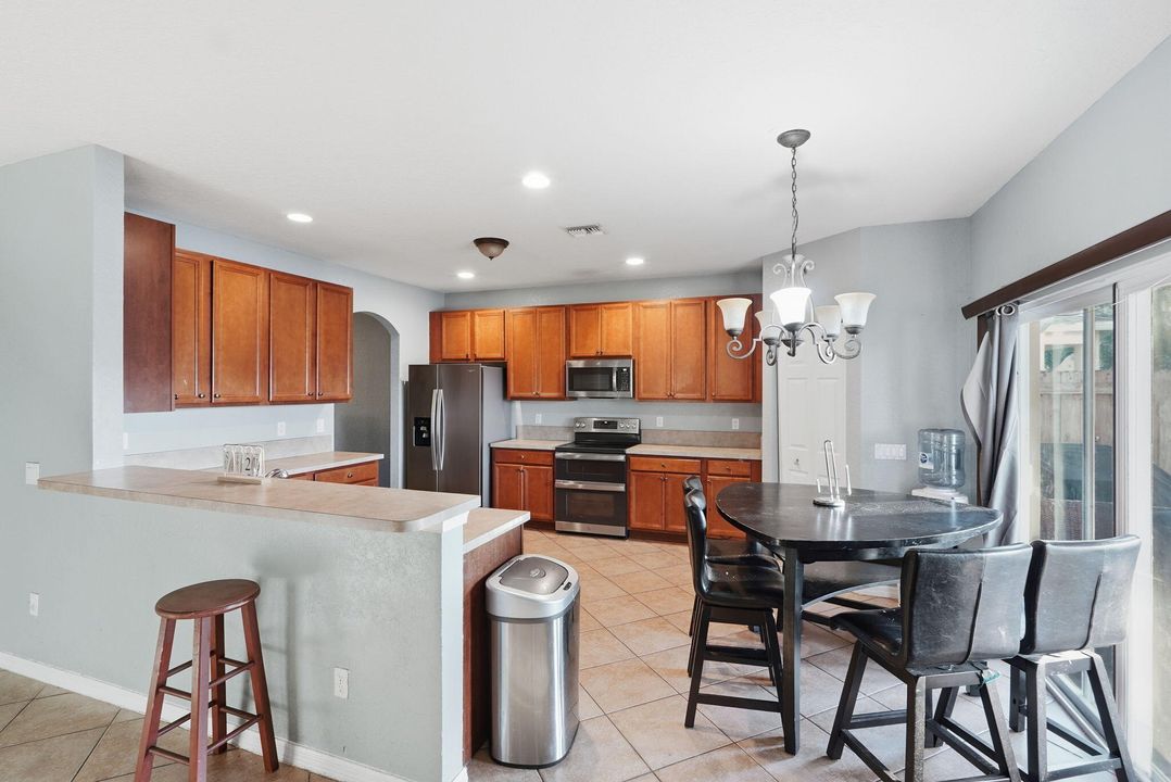 For Sale: $585,000 (6 beds, 4 baths, 3576 Square Feet)