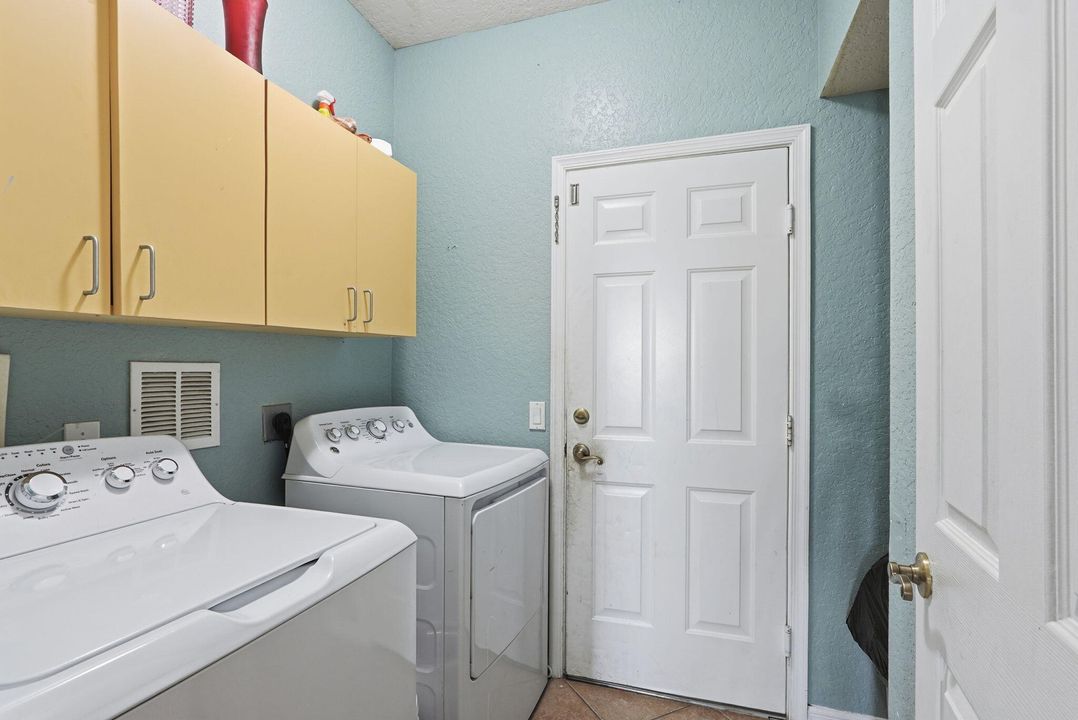 For Sale: $585,000 (6 beds, 4 baths, 3576 Square Feet)