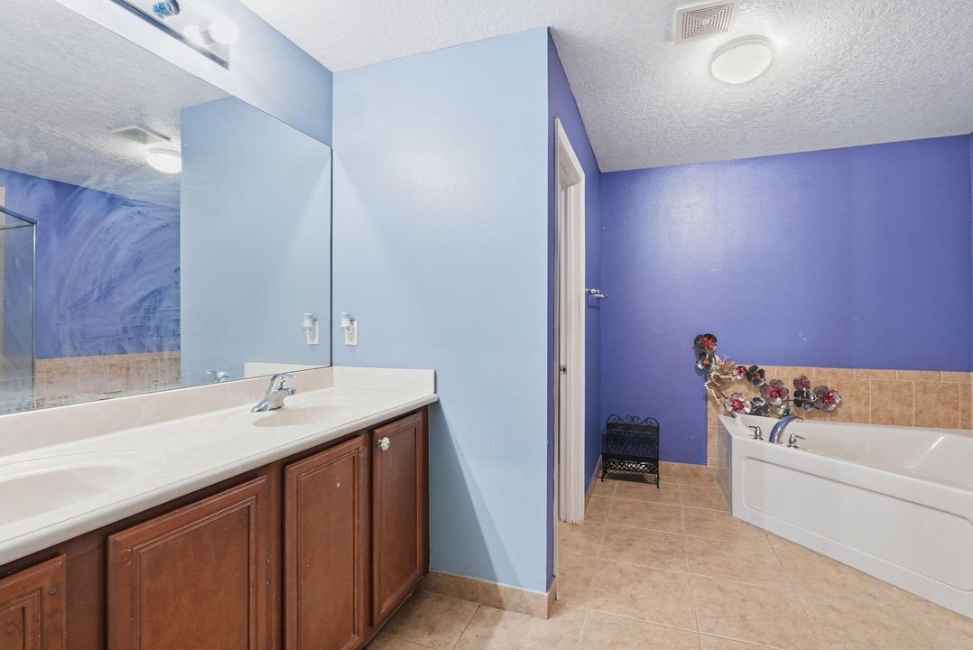 For Sale: $585,000 (6 beds, 4 baths, 3576 Square Feet)