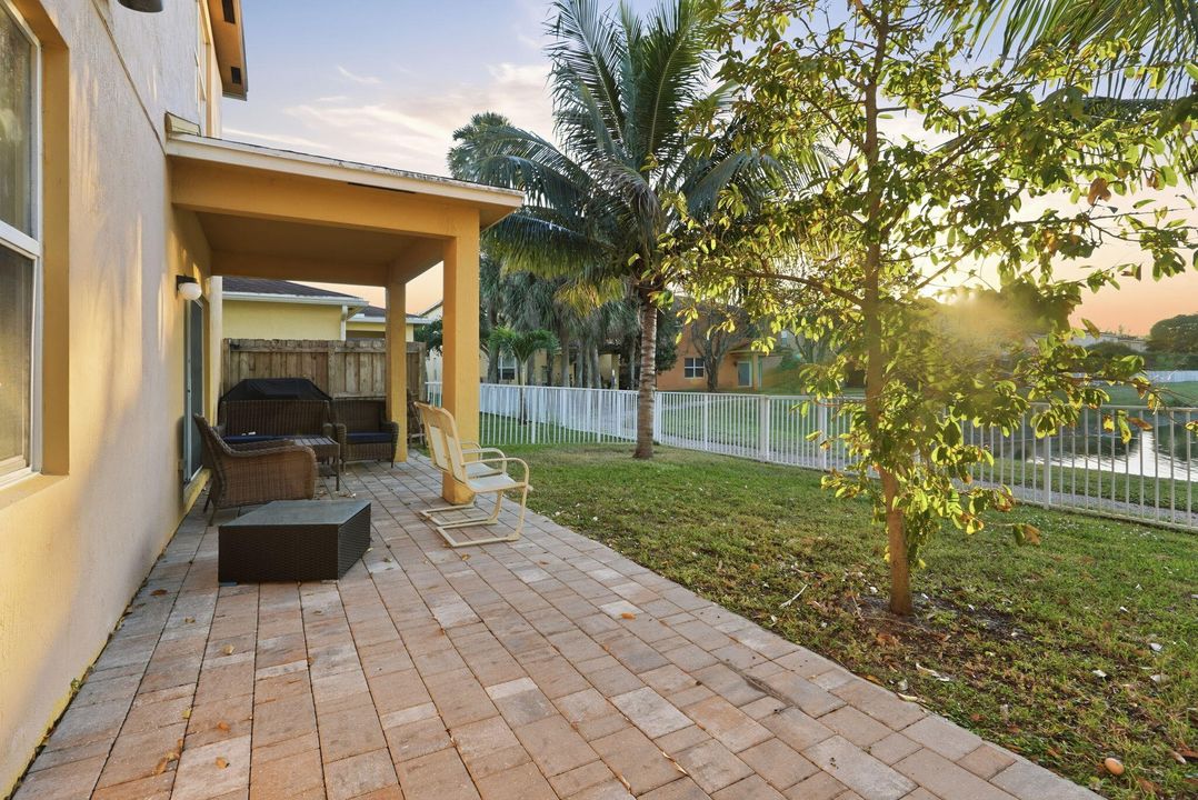 For Sale: $585,000 (6 beds, 4 baths, 3576 Square Feet)