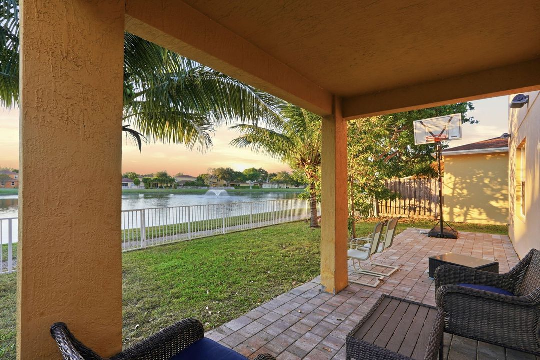 For Sale: $585,000 (6 beds, 4 baths, 3576 Square Feet)