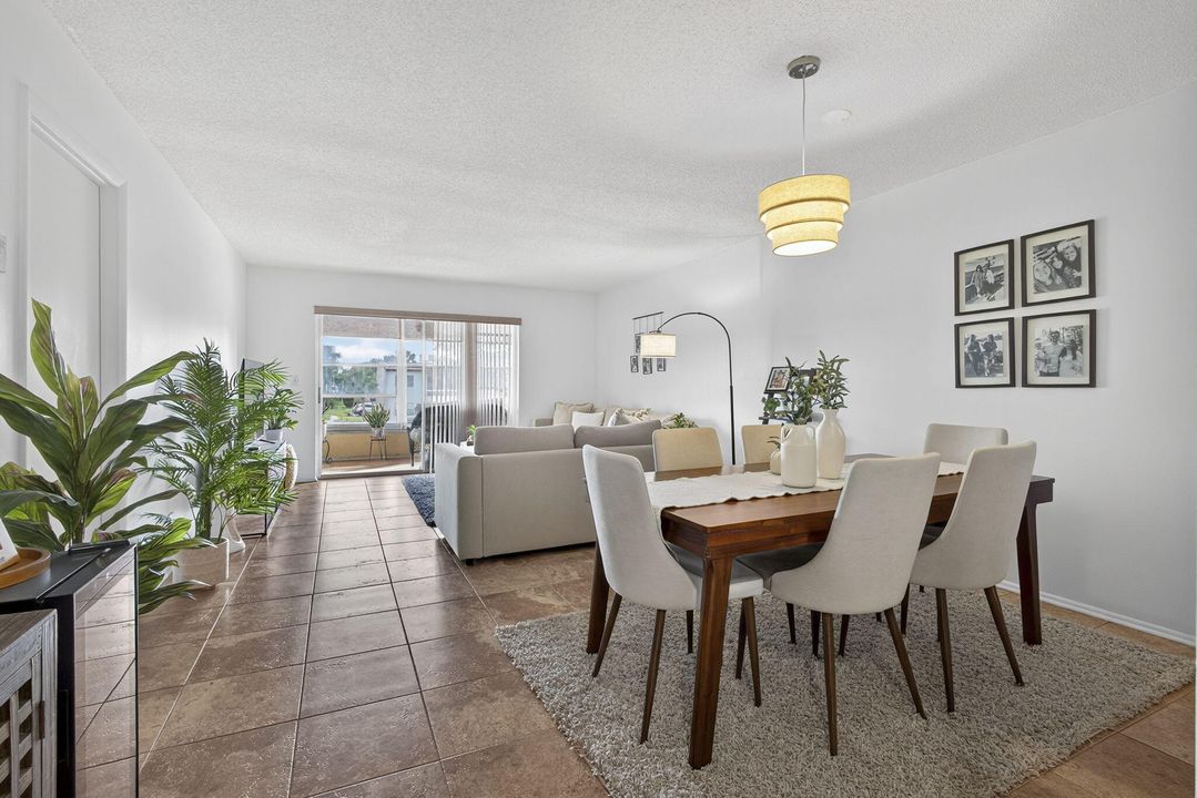 На продажу: $180,000 (2 спален, 2 ванн, 1021 Квадратных фут)