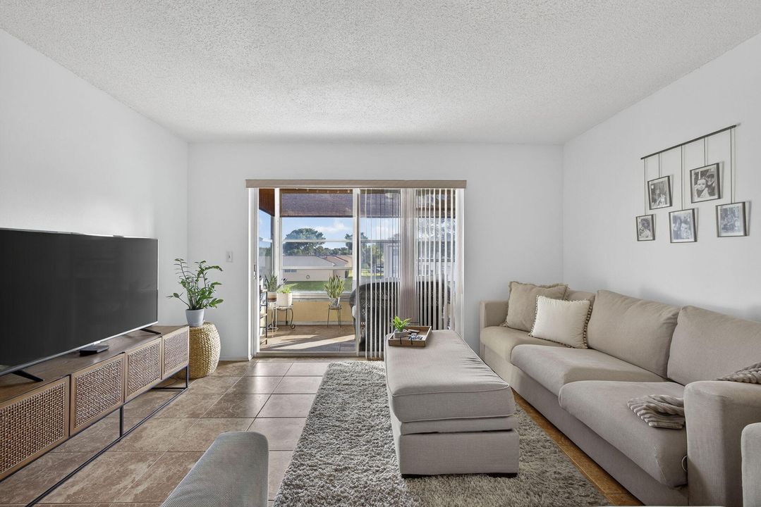 На продажу: $180,000 (2 спален, 2 ванн, 1021 Квадратных фут)