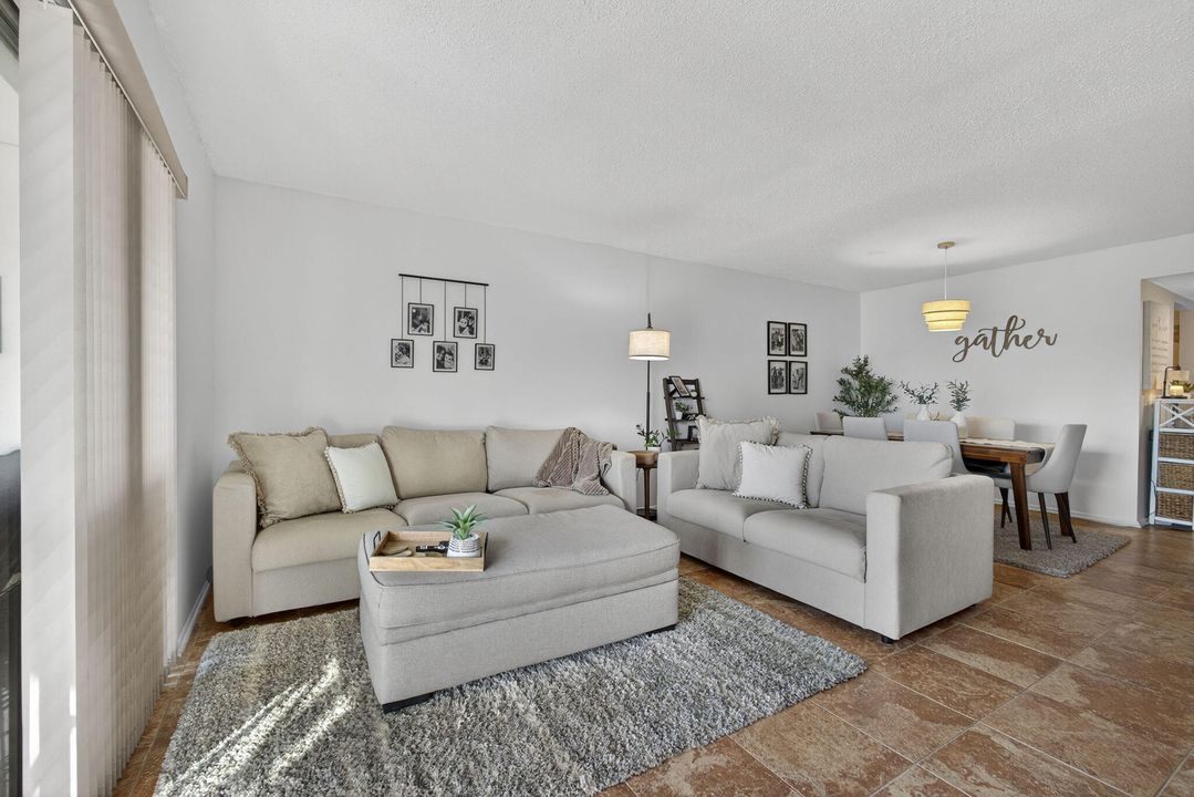 На продажу: $180,000 (2 спален, 2 ванн, 1021 Квадратных фут)