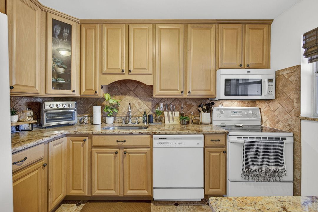 На продажу: $180,000 (2 спален, 2 ванн, 1021 Квадратных фут)