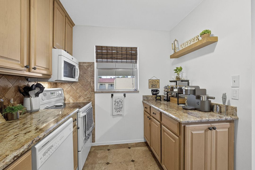 На продажу: $180,000 (2 спален, 2 ванн, 1021 Квадратных фут)