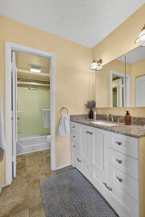 На продажу: $180,000 (2 спален, 2 ванн, 1021 Квадратных фут)