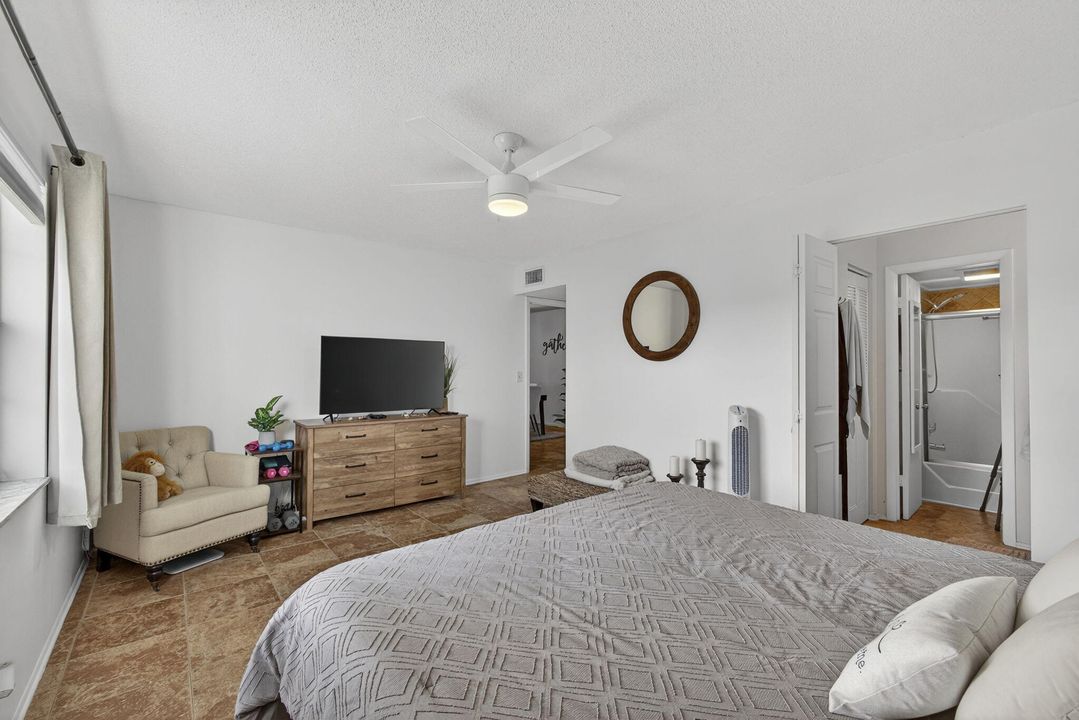 На продажу: $180,000 (2 спален, 2 ванн, 1021 Квадратных фут)