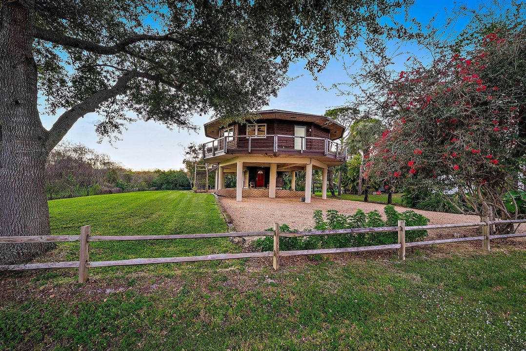 For Sale: $800,000 (3 beds, 2 baths, 2100 Square Feet)