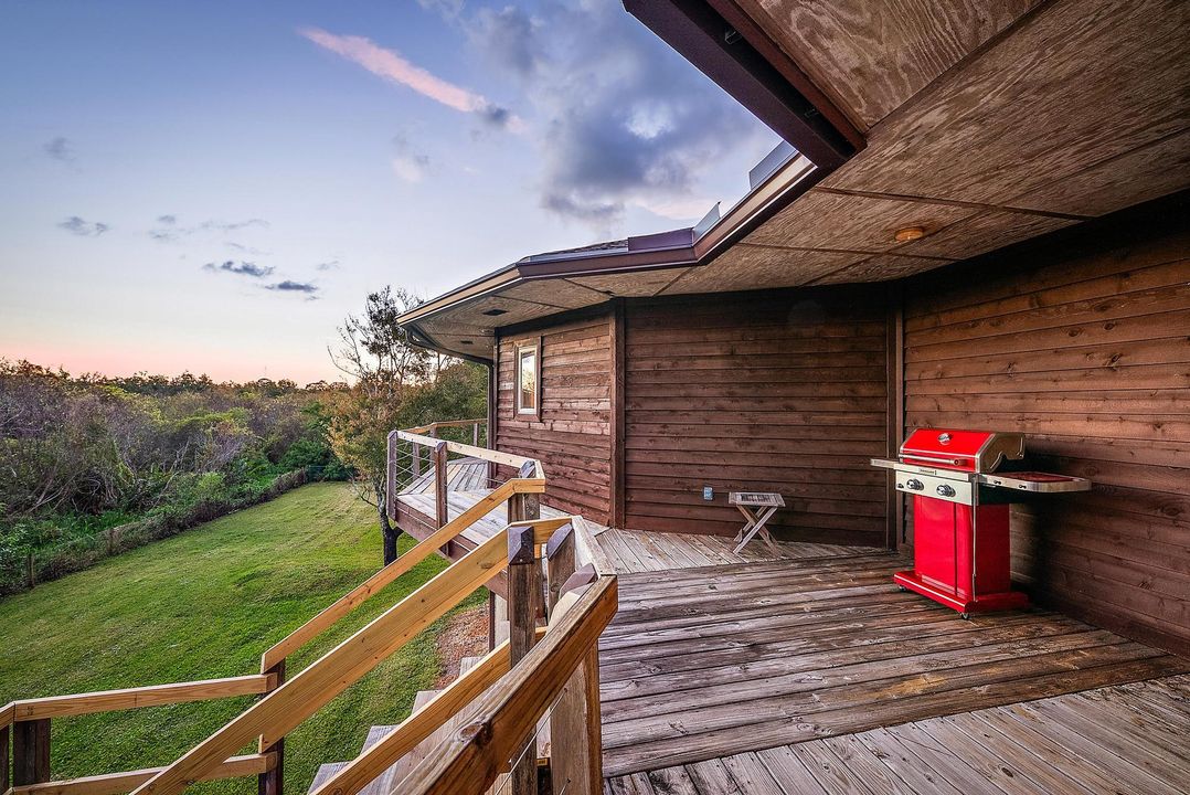 For Sale: $800,000 (3 beds, 2 baths, 2100 Square Feet)