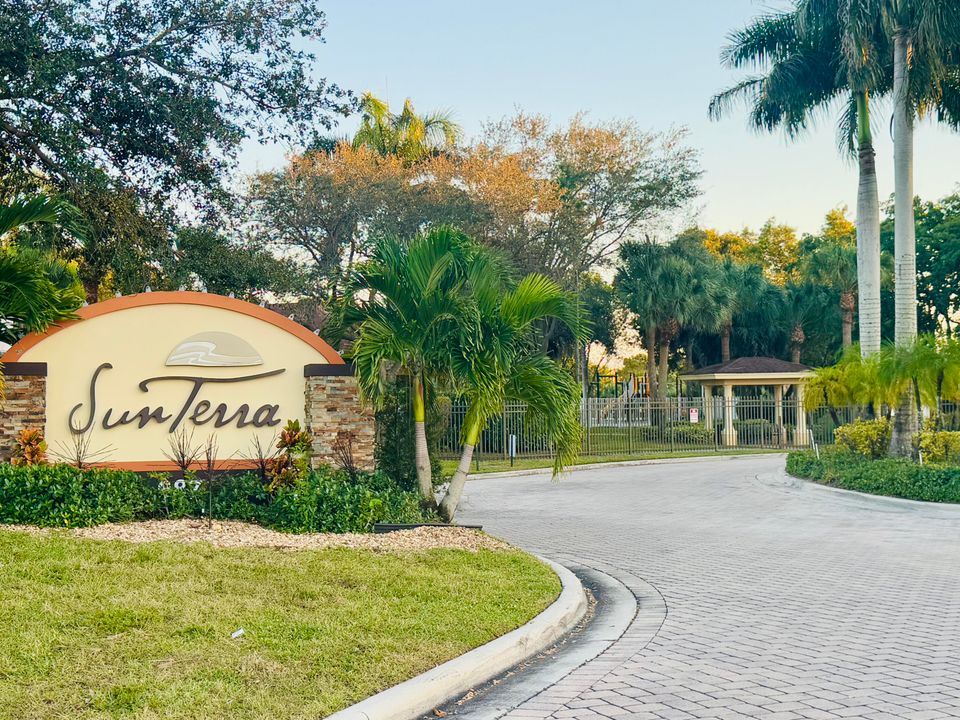 For Sale: $585,000 (6 beds, 4 baths, 3576 Square Feet)