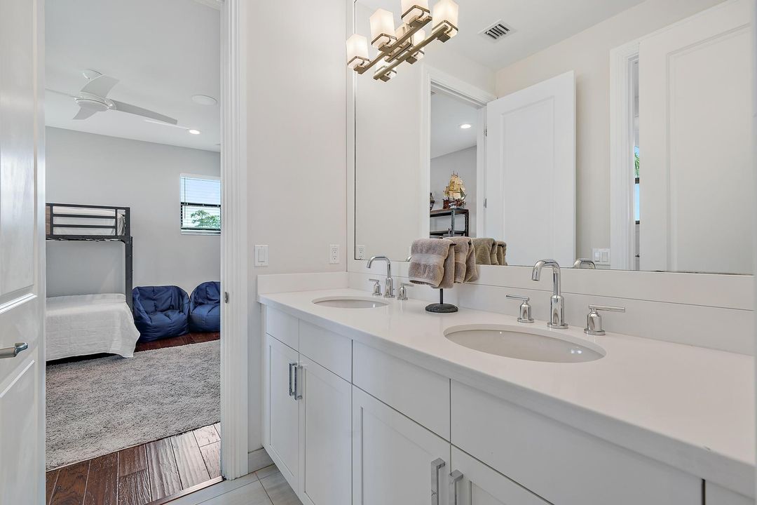 На продажу: $4,195,000 (5 спален, 5 ванн, 4578 Квадратных фут)