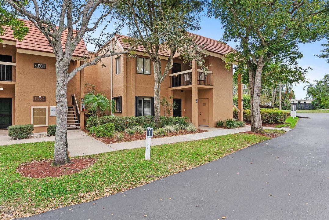 For Rent: $4,000 (2 beds, 2 baths, 1196 Square Feet)