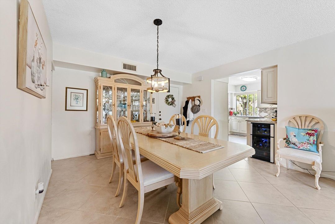 For Rent: $4,000 (2 beds, 2 baths, 1196 Square Feet)