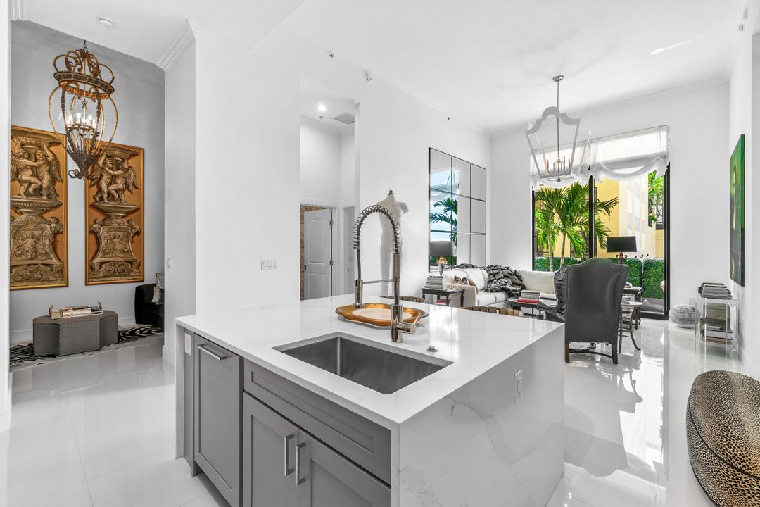 На продажу: $1,245,000 (2 спален, 2 ванн, 1324 Квадратных фут)