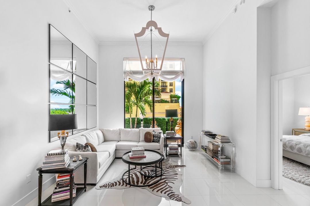 На продажу: $1,245,000 (2 спален, 2 ванн, 1324 Квадратных фут)