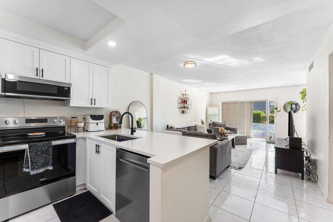 For Sale: $210,000 (2 beds, 2 baths, 1000 Square Feet)