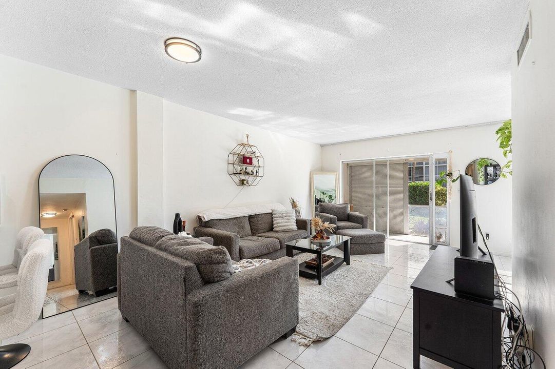 For Sale: $210,000 (2 beds, 2 baths, 1000 Square Feet)