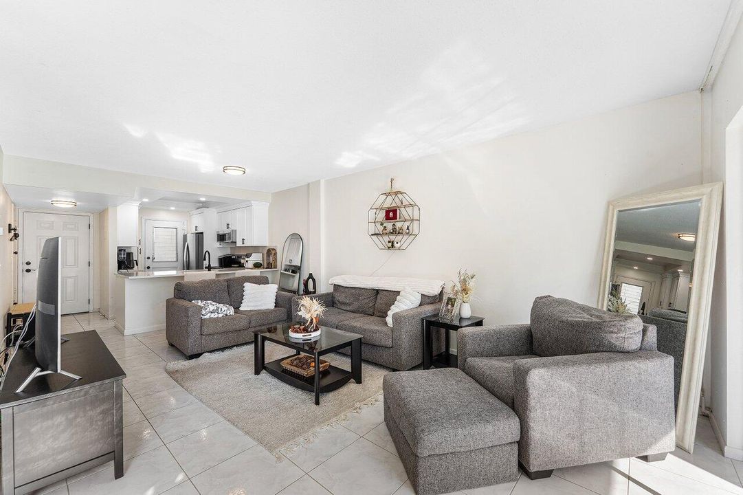 For Sale: $210,000 (2 beds, 2 baths, 1000 Square Feet)