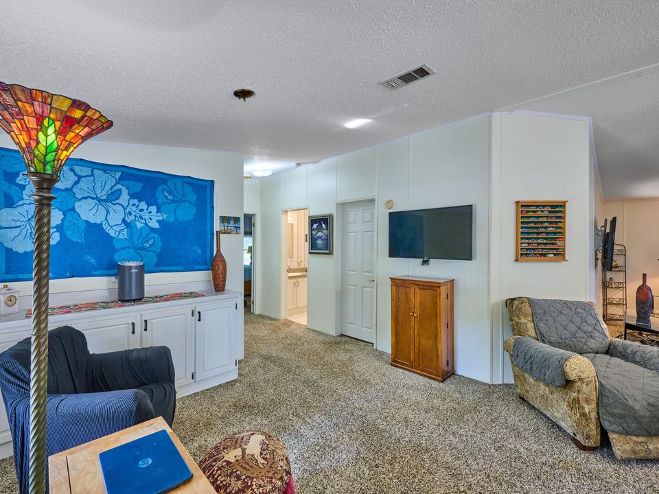 На продажу: $215,000 (2 спален, 2 ванн, 1292 Квадратных фут)