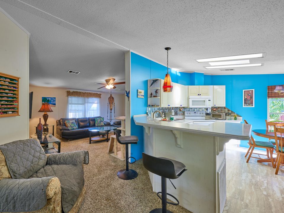 На продажу: $215,000 (2 спален, 2 ванн, 1292 Квадратных фут)