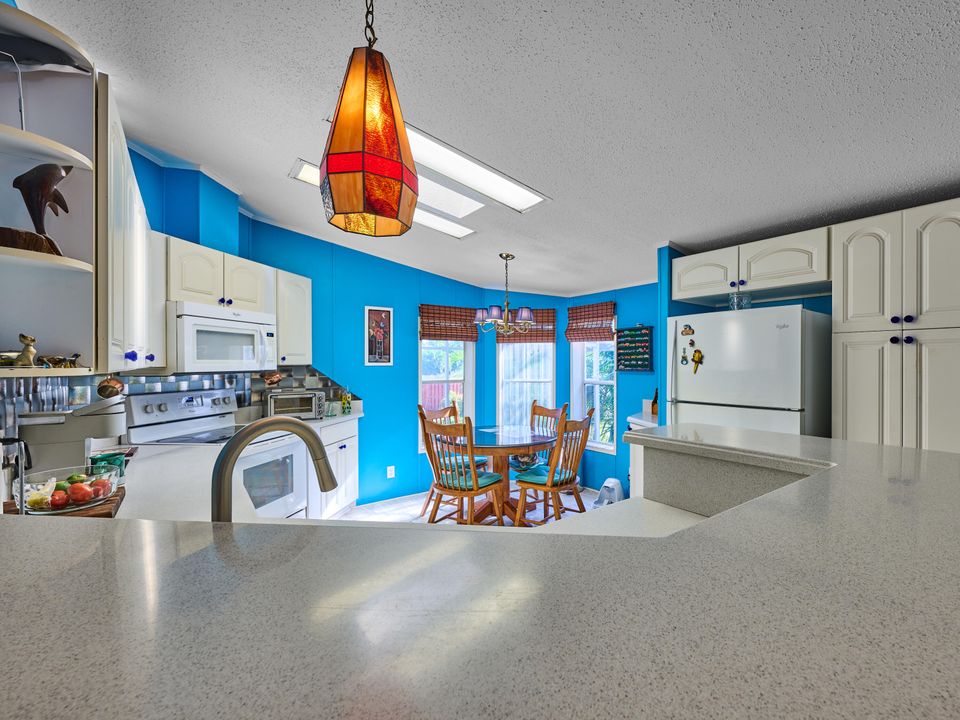 На продажу: $215,000 (2 спален, 2 ванн, 1292 Квадратных фут)