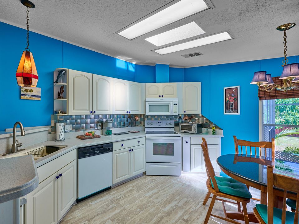 На продажу: $215,000 (2 спален, 2 ванн, 1292 Квадратных фут)