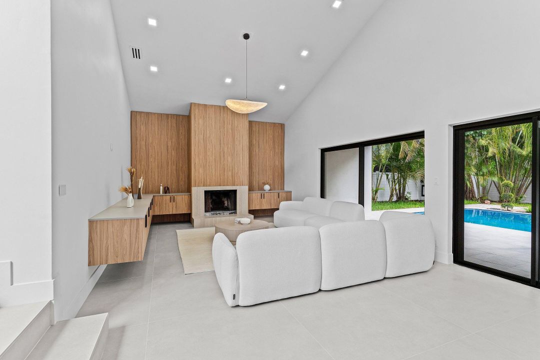 出租: $15,000 (3 贝兹, 2 浴室, 2467 平方英尺)