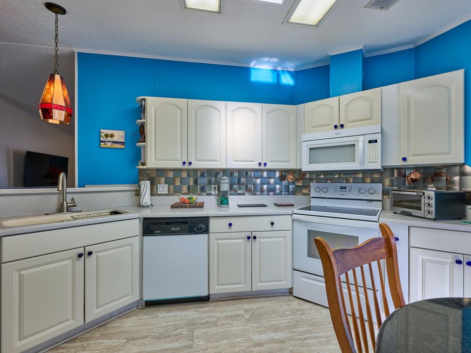 На продажу: $215,000 (2 спален, 2 ванн, 1292 Квадратных фут)