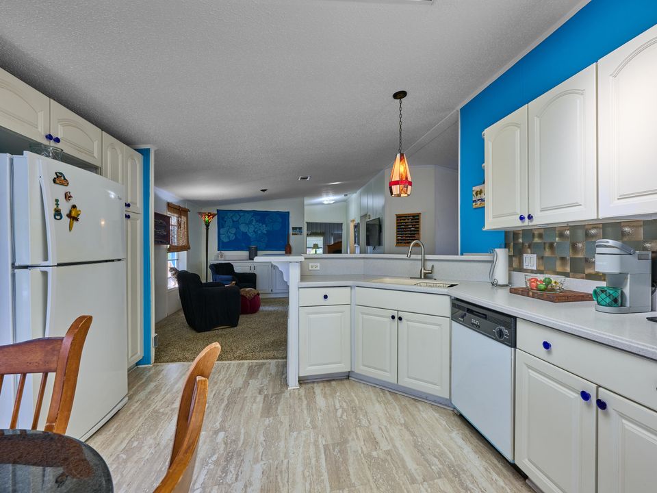 На продажу: $215,000 (2 спален, 2 ванн, 1292 Квадратных фут)