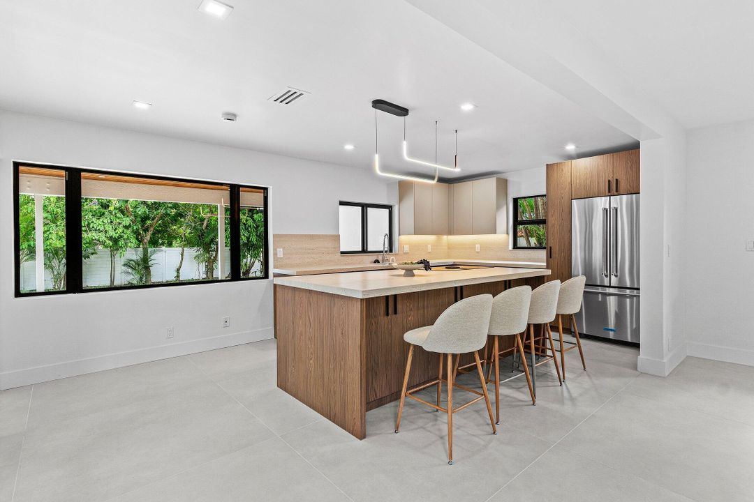 出租: $15,000 (3 贝兹, 2 浴室, 2467 平方英尺)