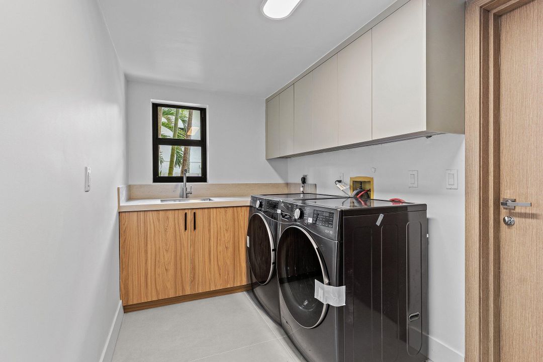 出租: $15,000 (3 贝兹, 2 浴室, 2467 平方英尺)