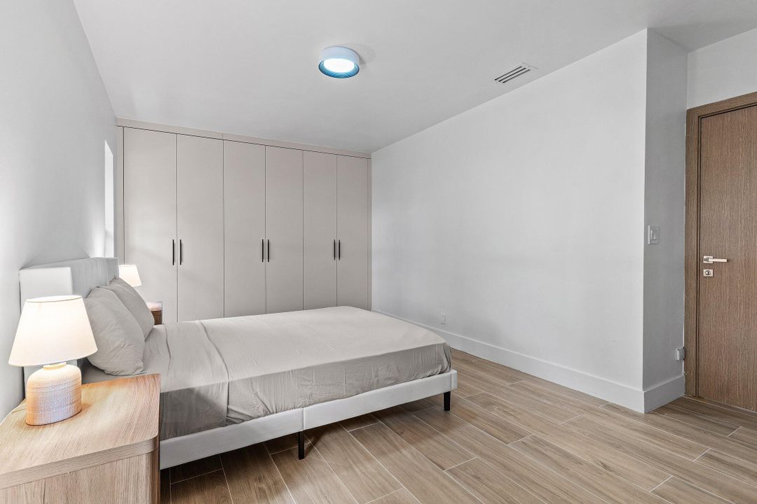 出租: $15,000 (3 贝兹, 2 浴室, 2467 平方英尺)