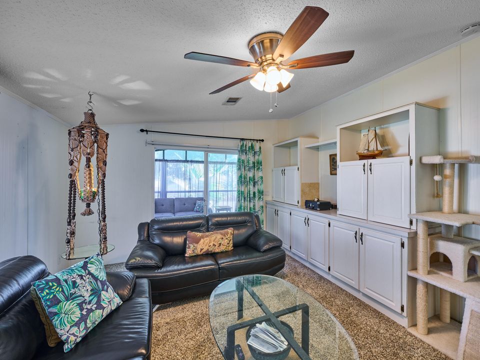 На продажу: $215,000 (2 спален, 2 ванн, 1292 Квадратных фут)