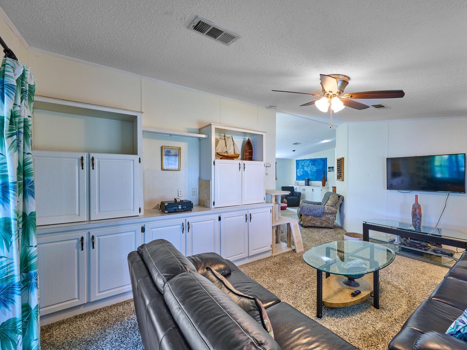 На продажу: $215,000 (2 спален, 2 ванн, 1292 Квадратных фут)