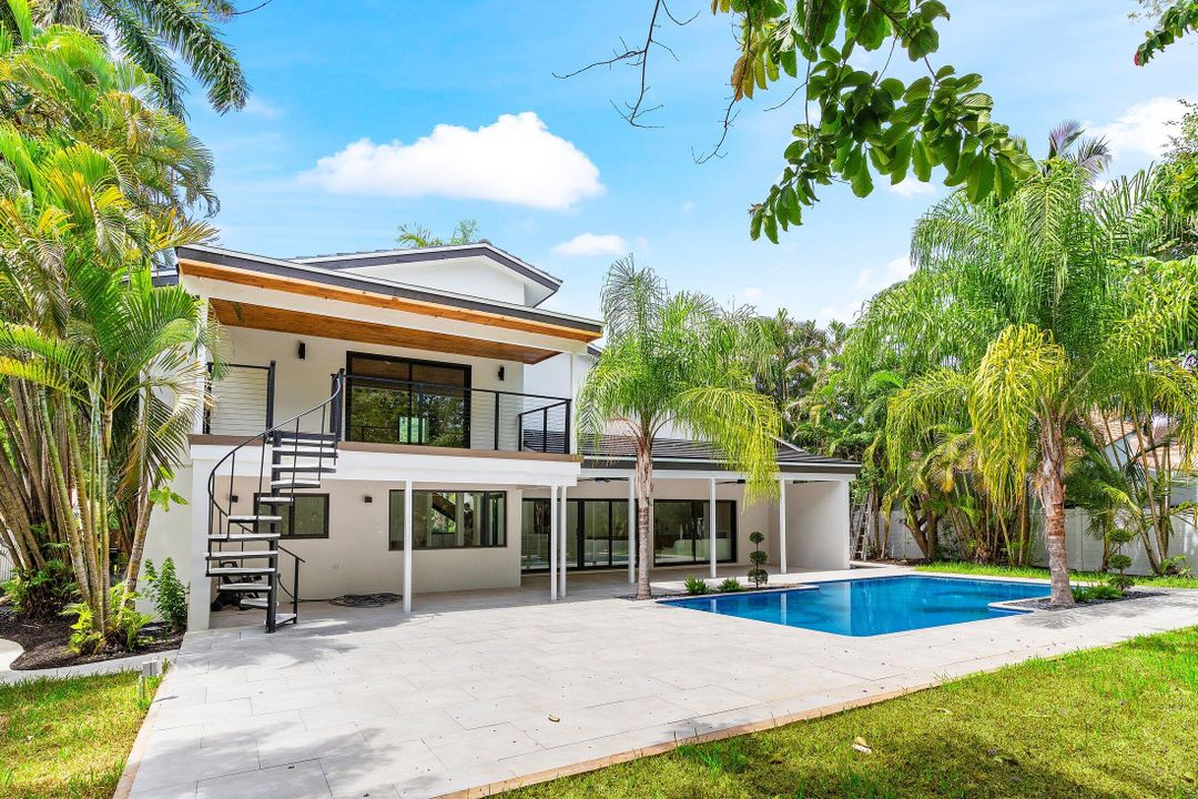 出租: $15,000 (3 贝兹, 2 浴室, 2467 平方英尺)