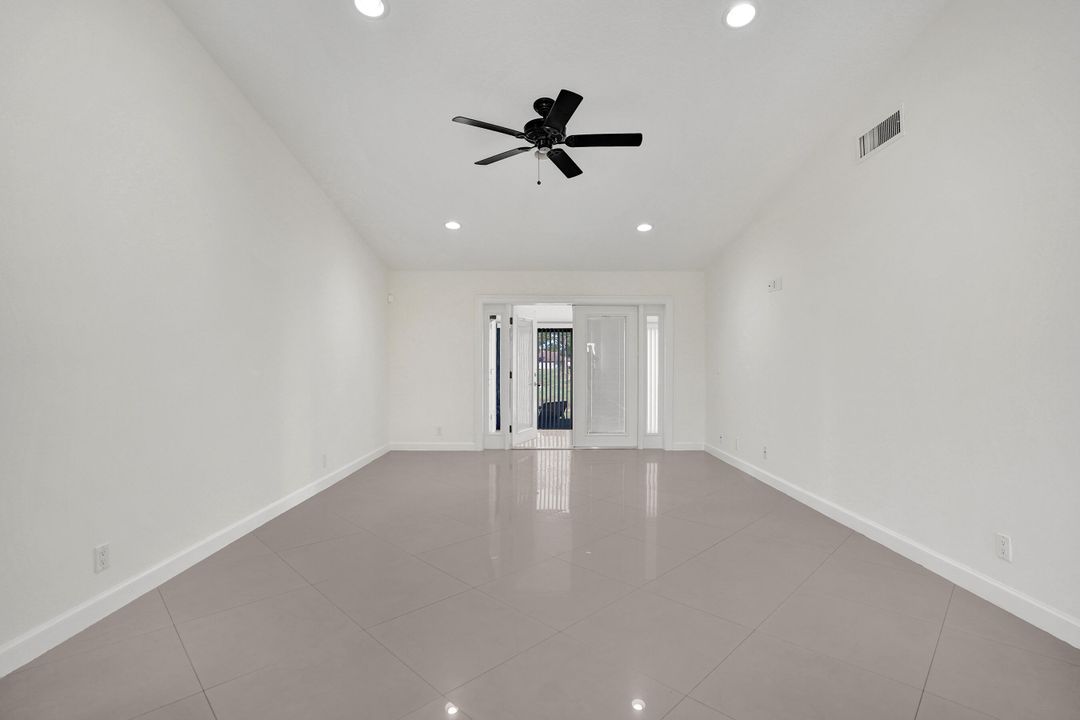 Active With Contract: $2,275 (2 beds, 2 baths, 1370 Square Feet)