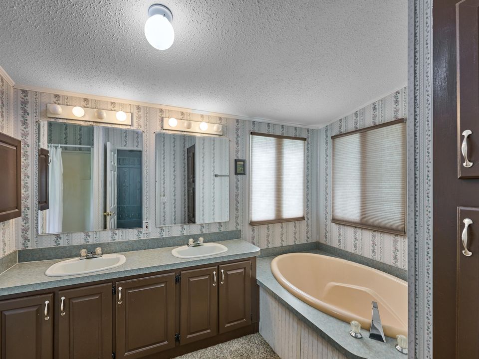 На продажу: $215,000 (2 спален, 2 ванн, 1292 Квадратных фут)