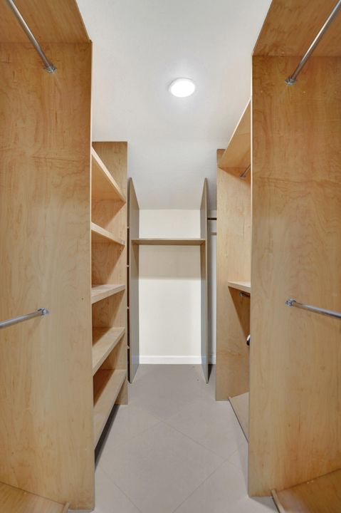 Active With Contract: $2,275 (2 beds, 2 baths, 1370 Square Feet)